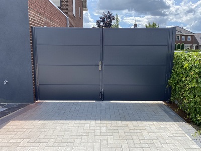 Zwarte tuinpoort