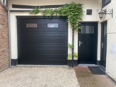Voordeur en garagedeur