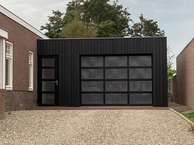 Glazen garagedeur met loopdeur