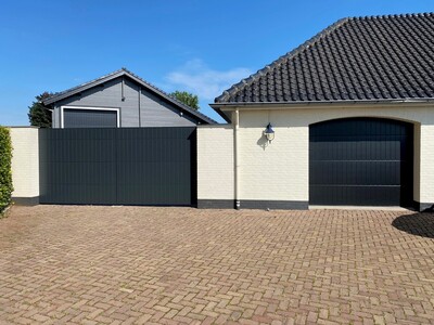 Sectionaaldeur met tuinpoort
