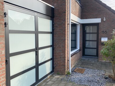 Volledig beglaasde AW30 met bijpassende garagedeuren