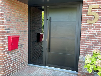 Modern black met smoked zijlicht