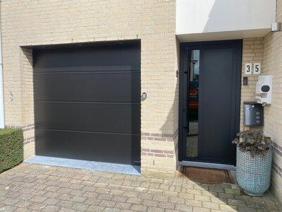 AW30-1 in Modern black met sectionaaldeur
