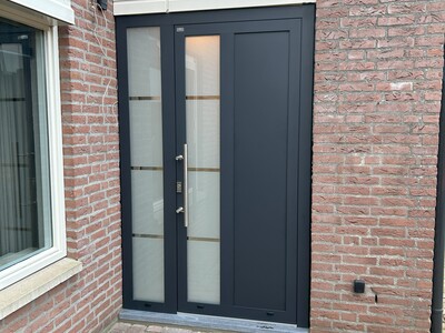 Voordeur met onderbrekingen in het glas en zijlicht