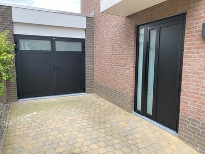 AW30-1 met bijpassende garagedeuren