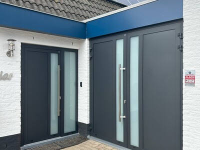Garagedeur en voordeur in één stijl 