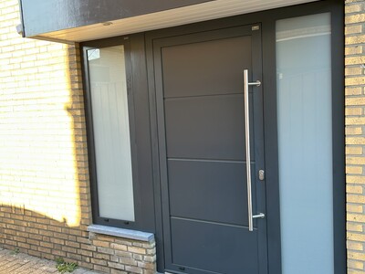 Voordeur AW40-1antraciet met zij ramen
