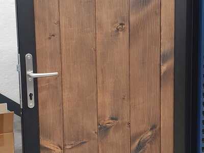 Tuinpoort met houtvulling. Donkere beits