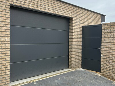 Sectionaaldeur met bijpassende tuinpoort