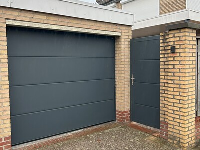 Sectionaaldeur met bijpassende tuinpoort
