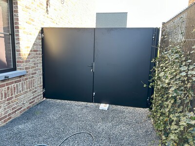 Binnenzijde tuinpoort gladde plaat