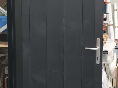 Tuinpoort met houtvulling. Zwarte beits
